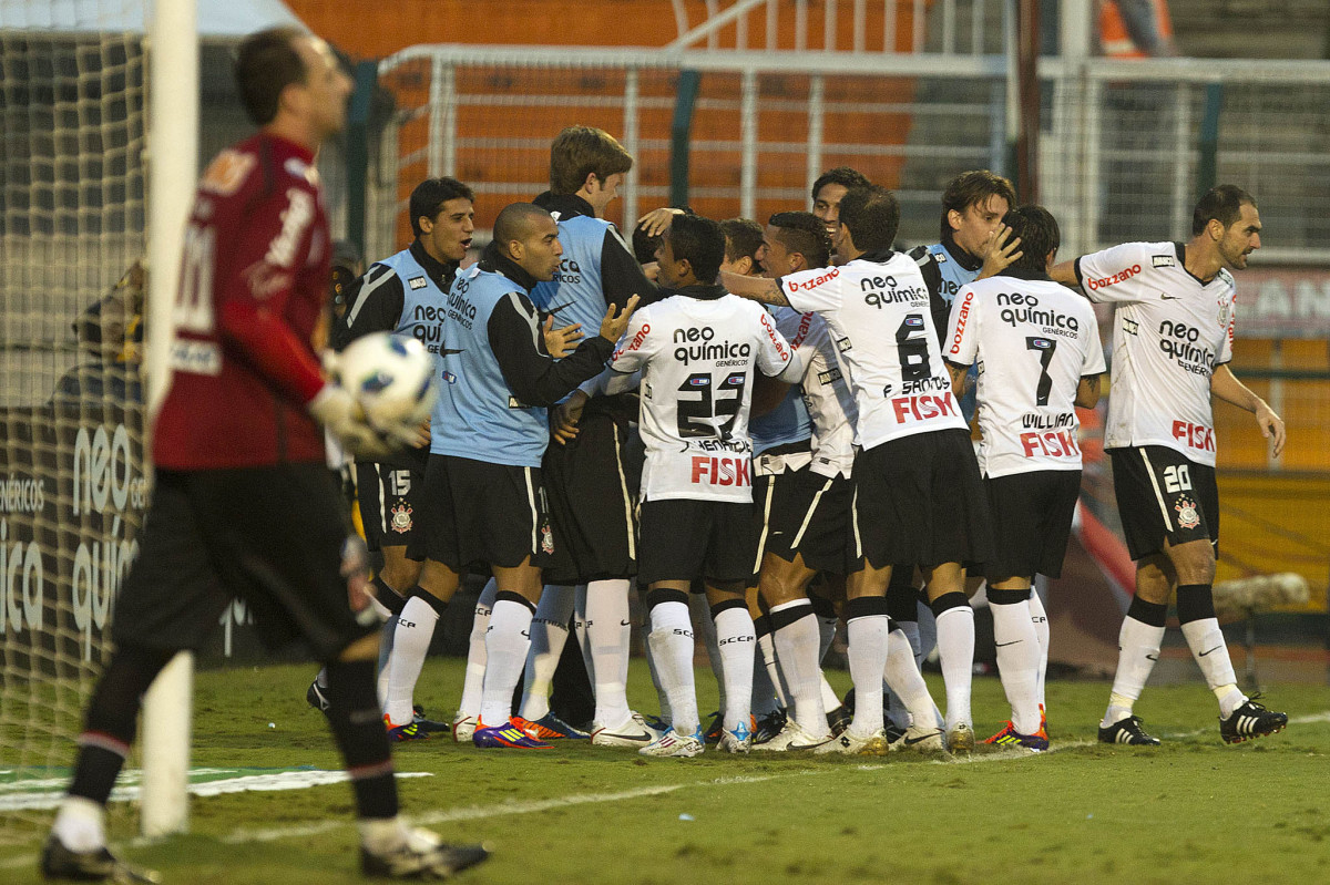Comemorao do terceiro gol do Corinthians durante a partida entre Corinthians x So Paulo, realizada esta tarde no estdio do Pacaembu, pela 6 rodada do Campeonato Brasileiro de 2011