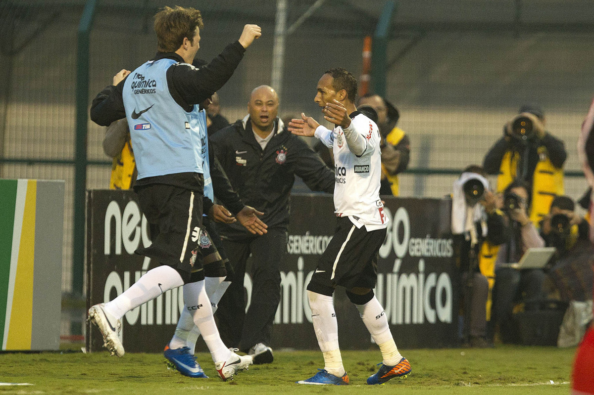 Liedson comemora seu primeiro gol durante a partida entre Corinthians x So Paulo, realizada esta tarde no estdio do Pacaembu, pela 6 rodada do Campeonato Brasileiro de 2011
