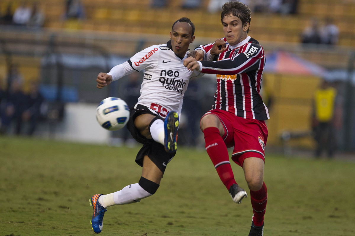 Liedson e Bruno Uvini durante a partida entre Corinthians x So Paulo, realizada esta tarde no estdio do Pacaembu, pela 6 rodada do Campeonato Brasileiro de 2011