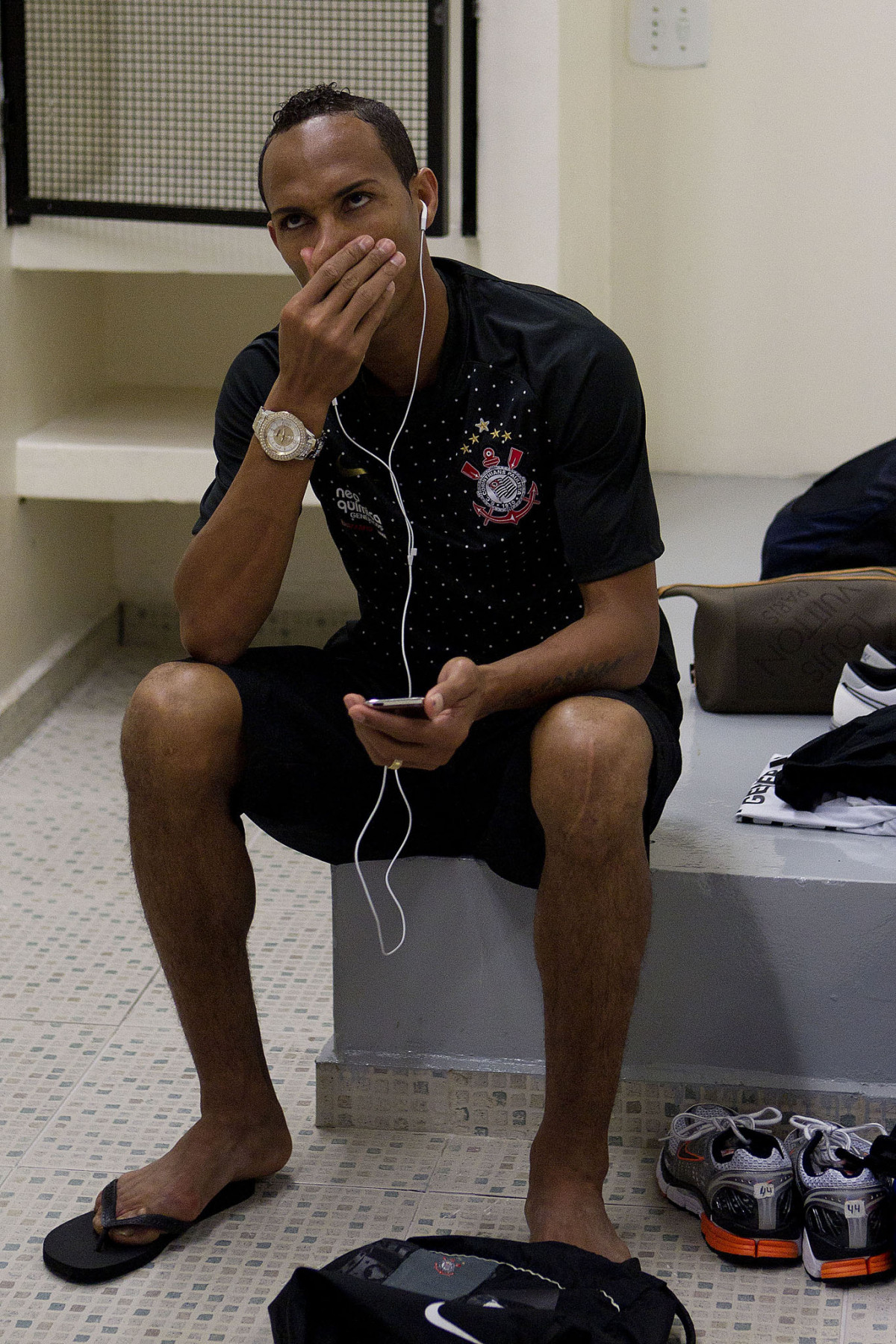 Liedson nos vestirios antes da partida entre Corinthians x So Paulo, realizada esta tarde no estdio do Pacaembu, pela 6 rodada do Campeonato Brasileiro de 2011