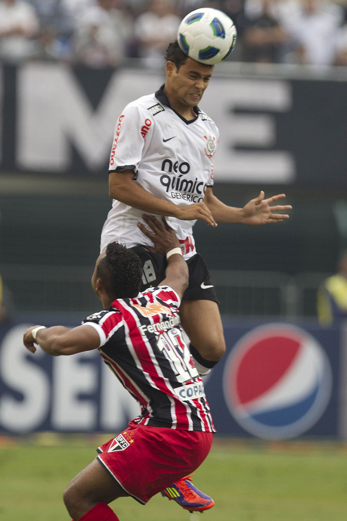 Welder e Fernandinho durante a partida entre Corinthians x So Paulo, realizada esta tarde no estdio do Pacaembu, pela 6 rodada do Campeonato Brasileiro de 2011