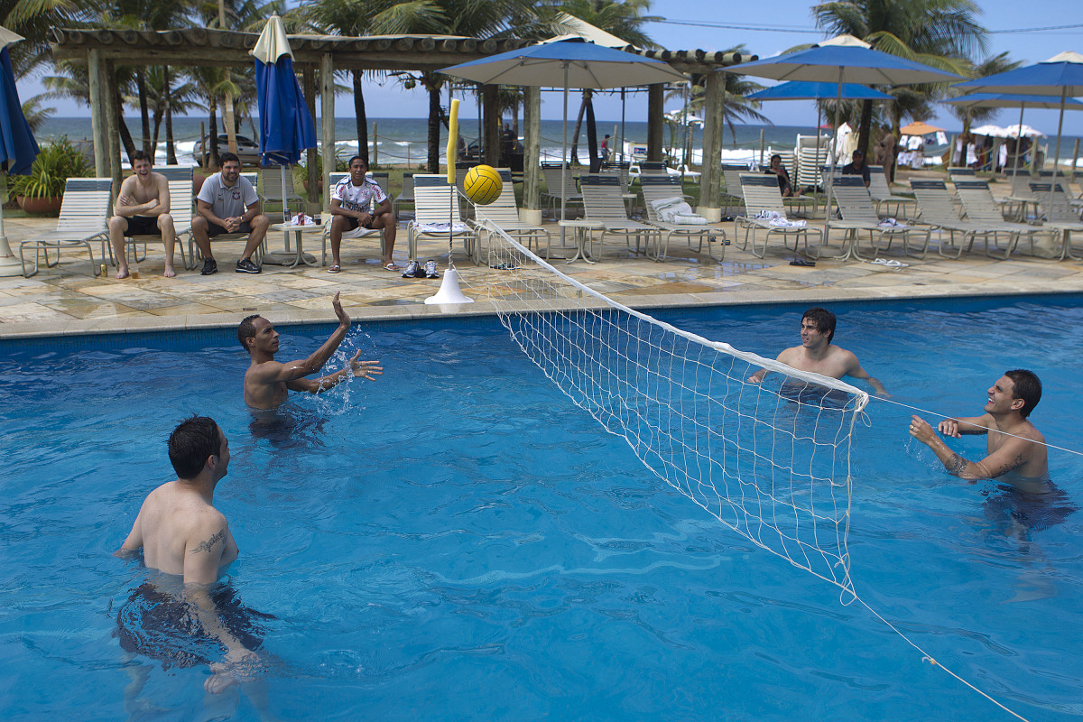 Jogo de volei na piscina durante o treino do Corinthians que aconteceu esta manh na praia de Stella Maris, em Salvador. O time se prepara para o jogo contra o Vasco da Gama, quarta-feira, dia 06/07, no estdio do Pacaembu, pela 8 rodada do Brasileiro 2011