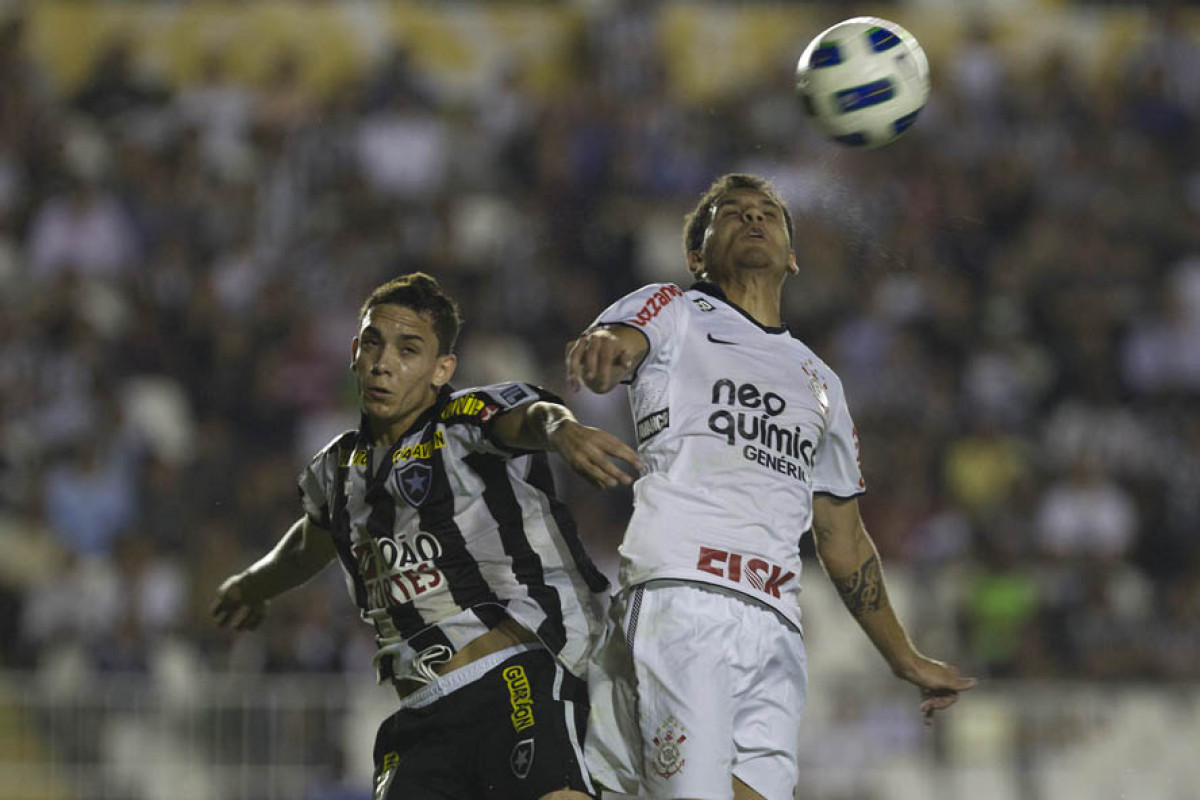 Caio e Fabio Santos durante a partida entre Botafogo x Corinthians, realizada esta noite no estdio de So Janurio, pela 10 rodada do Campeonato Brasileiro de 2011