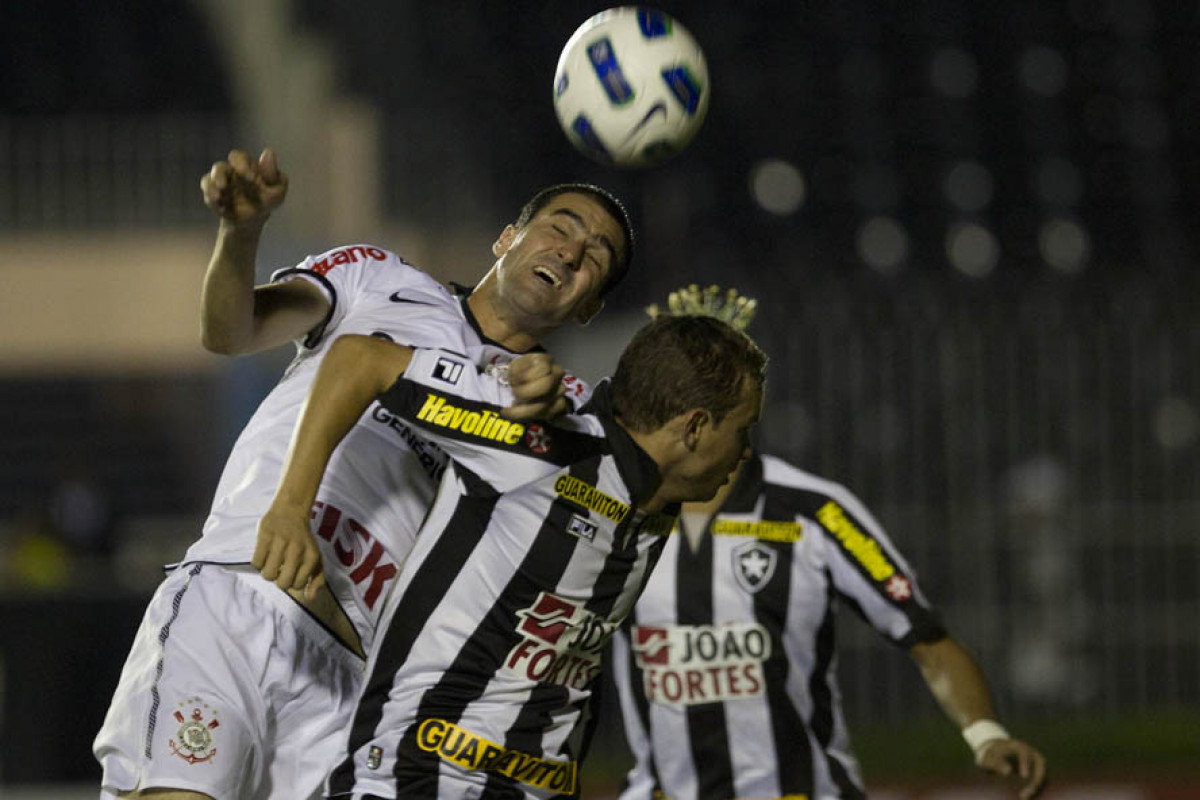 Danilo e Marcelo Mattos durante a partida entre Botafogo x Corinthians, realizada esta noite no estdio de So Janurio, pela 10 rodada do Campeonato Brasileiro de 2011