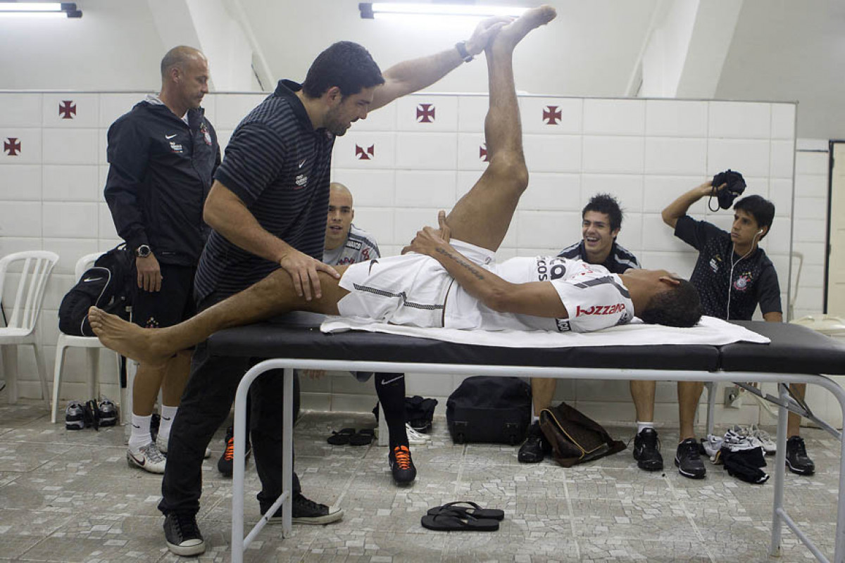 O fisioterapeuta Bruno Mazziotti faz alongamento em Liedson nos vestirios antes da partida entre Botafogo x Corinthians, realizada esta noite no estdio de So Janurio, pela 10 rodada do Campeonato Brasileiro de 2011