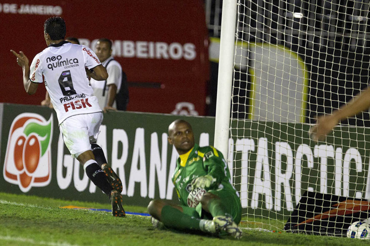 Paulinho faz o segundo gol do Corinthians durante a partida entre Botafogo x Corinthians, realizada esta noite no estdio de So Janurio, pela 10 rodada do Campeonato Brasileiro de 2011