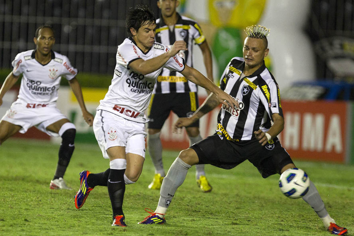 Willian e Fabio Ferreira durante a partida entre Botafogo x Corinthians, realizada esta noite no estdio de So Janurio, pela 10 rodada do Campeonato Brasileiro de 2011