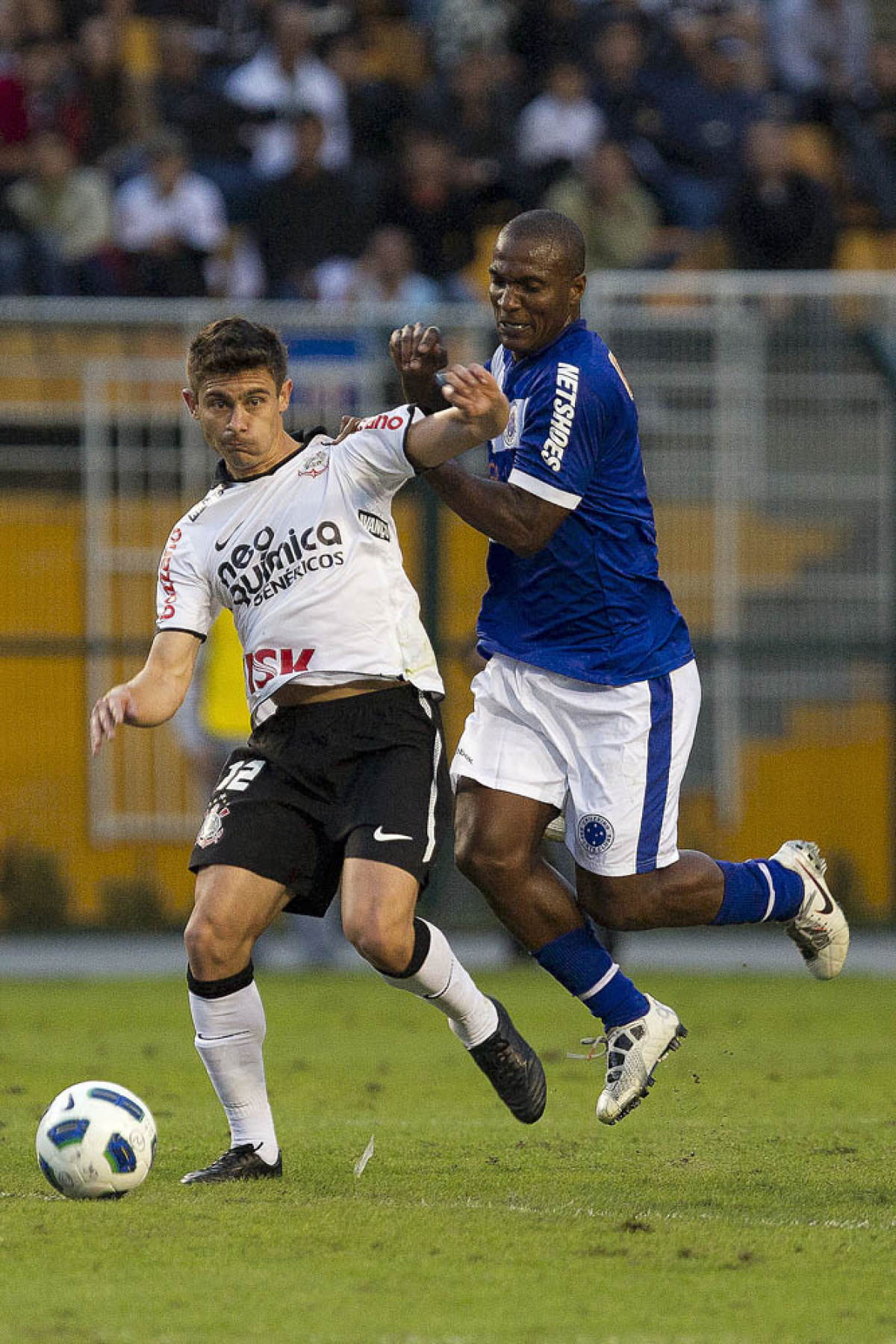 Gilberto faz falta em Alex e foi expulso durante a partida entre Corinthians x Cruzeiro, realizada esta tarde no estdio do Pacaembu, pela 11 rodada do Campeonato Brasileiro de 2011