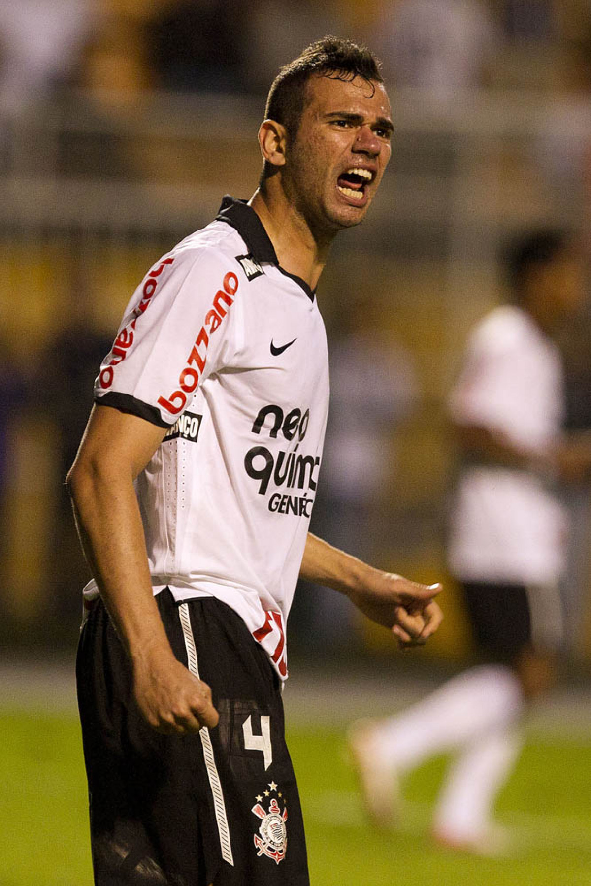 Leandro Castn grita com Edenilson durante a partida entre Corinthians x Cruzeiro, realizada esta tarde no estdio do Pacaembu, pela 11 rodada do Campeonato Brasileiro de 2011