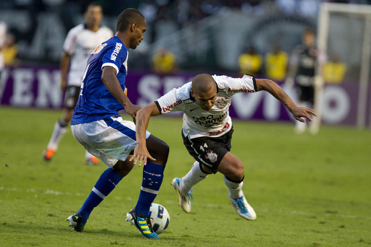 Naldo e Emerson durante a partida entre Corinthians x Cruzeiro, realizada esta tarde no estdio do Pacaembu, pela 11 rodada do Campeonato Brasileiro de 2011