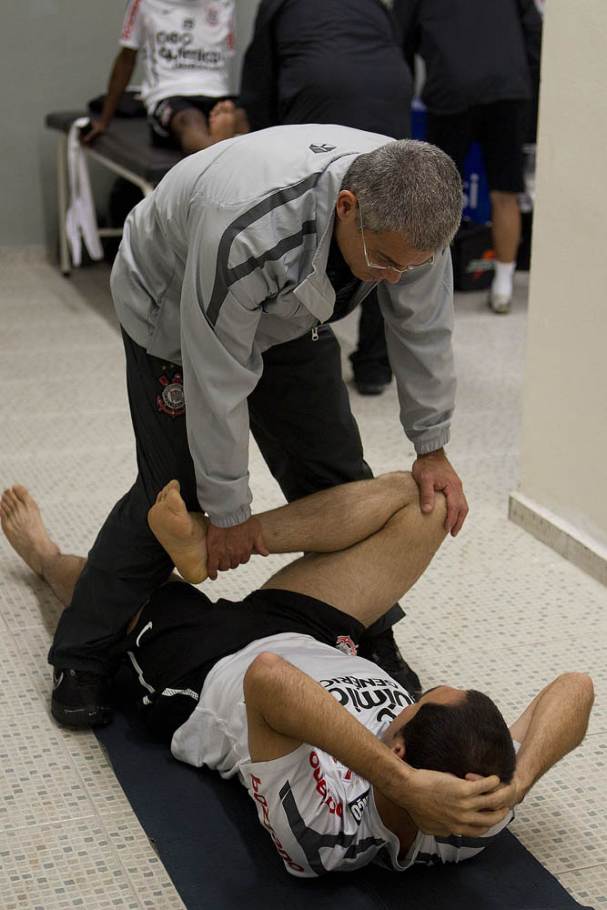 O fisioterapeuta Paulo Vieira e Danilo nos vestirios antes da partida entre Corinthians x Cruzeiro, realizada esta tarde no estdio do Pacaembu, pela 11 rodada do Campeonato Brasileiro de 2011