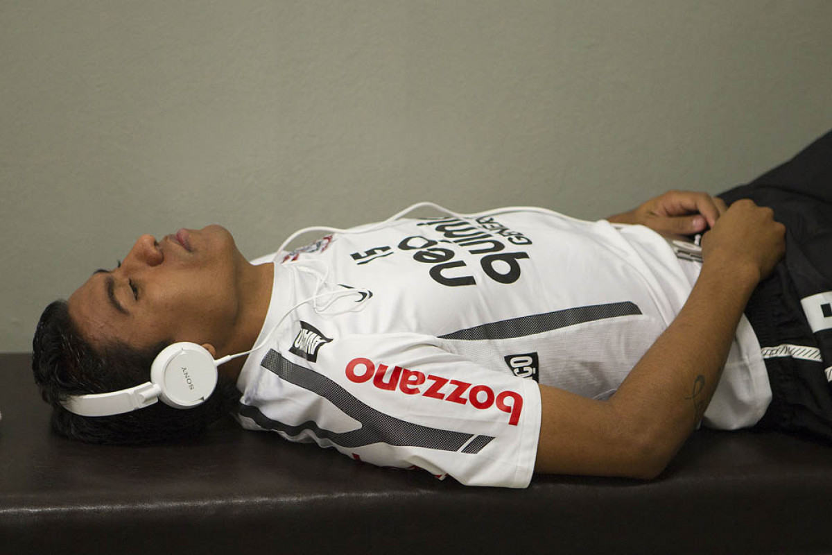Paulinho nos vestirios antes da partida entre Corinthians x Cruzeiro, realizada esta tarde no estdio do Pacaembu, pela 11 rodada do Campeonato Brasileiro de 2011