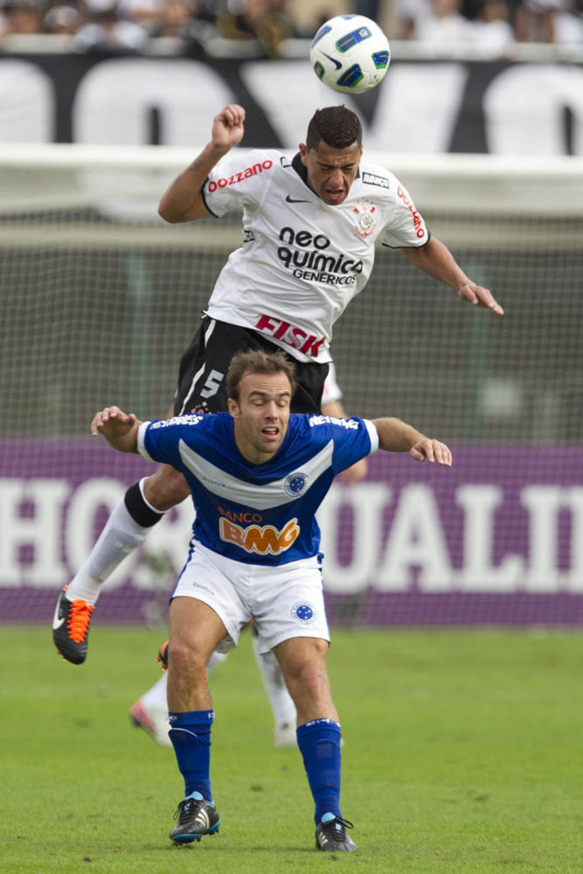 Ralf e Roger durante a partida entre Corinthians x Cruzeiro, realizada esta tarde no estdio do Pacaembu, pela 11 rodada do Campeonato Brasileiro de 2011