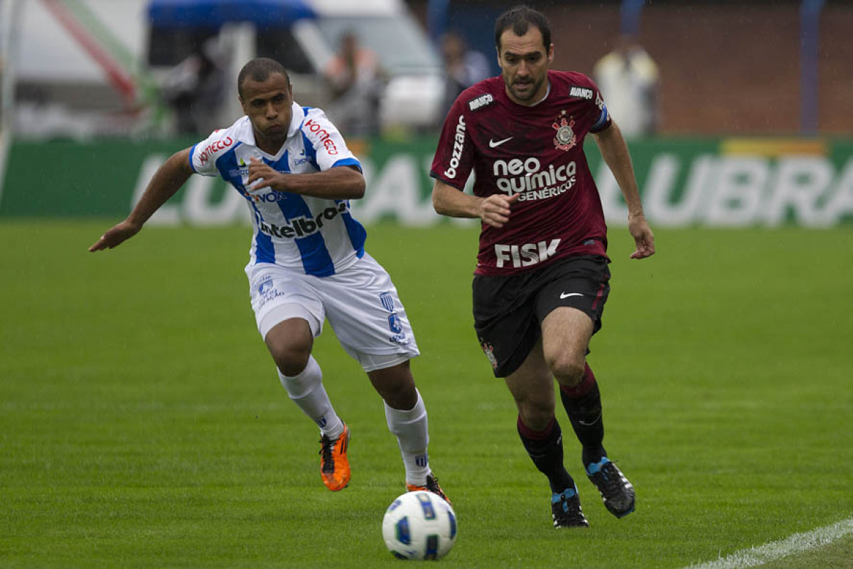 Daniel e Danilo durante a partida entre Ava x Corinthians realizada esta tarde no estdio da Ressacada em Florianopolis/SC, pela 13 rodada do Campeonato Brasileiro de 2011
