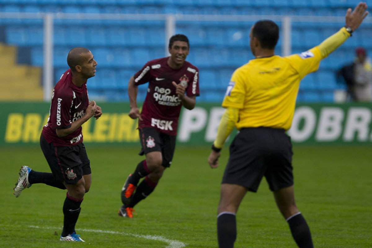 Emerson comemora seu gol durante a partida entre Ava x Corinthians realizada esta tarde no estdio da Ressacada em Florianopolis/SC, pela 13 rodada do Campeonato Brasileiro de 2011