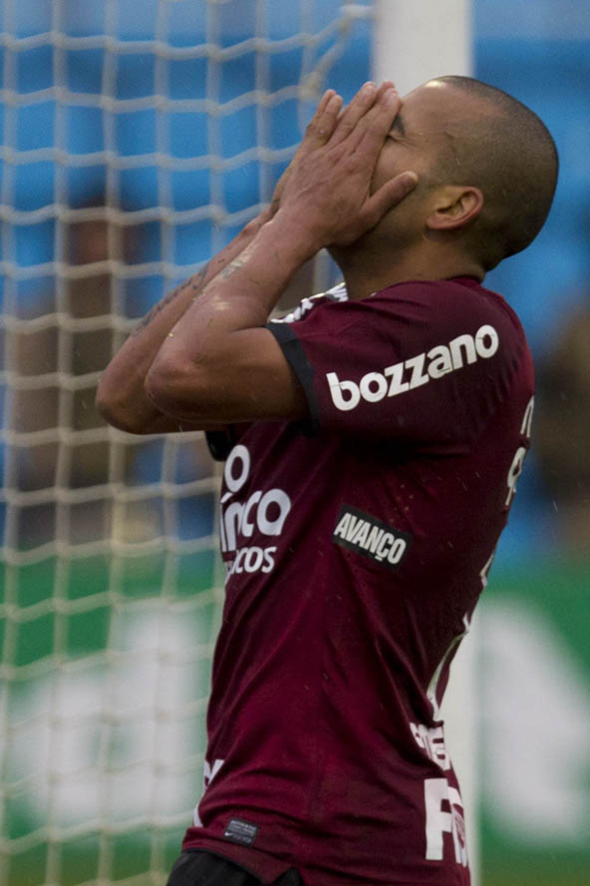 Emerson lamenta gol perdido durante a partida entre Ava x Corinthians realizada esta tarde no estdio da Ressacada em Florianopolis/SC, pela 13 rodada do Campeonato Brasileiro de 2011