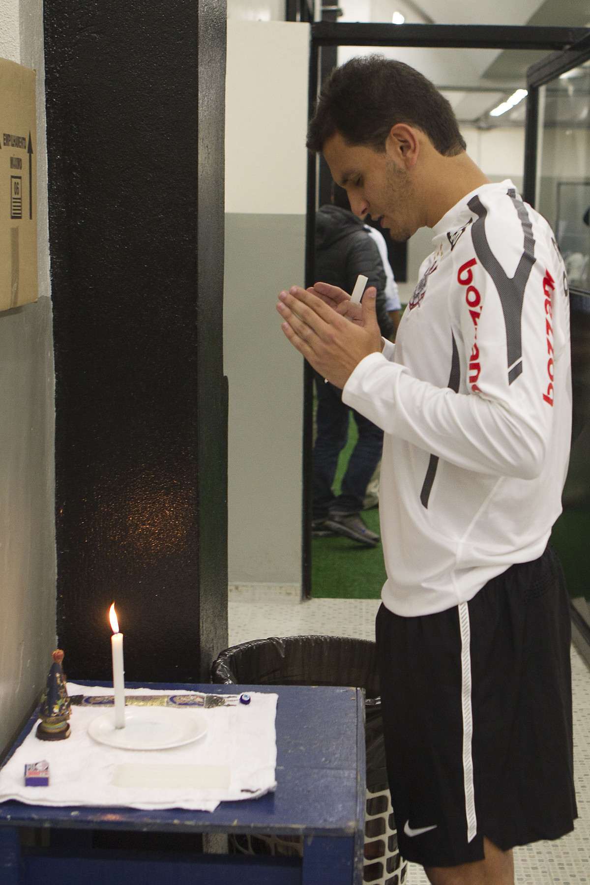 Fabio Santos rezando nos vestirios ants da partida entre Corinthians x Amrica-MG, realizada esta noite no estdio do Pacaembu, 14 rodada do Campeonato Brasileiro de 2011