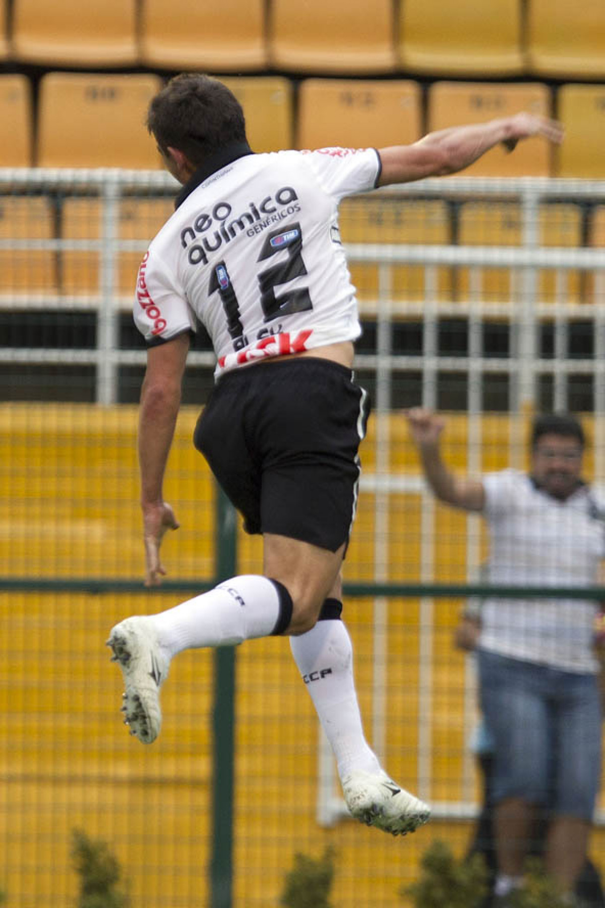 Alex vibra com seu gol durante a partida entre Corinthians x Cear, realizada esta tarde no estdio do Pacaembu, vlida pela 16 rodada do Campeonato Brasileiro de 2011