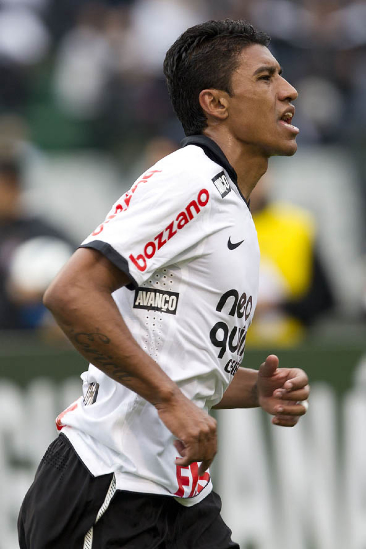 Paulinho comemora seu gol durante a partida entre Corinthians x Cear, realizada esta tarde no estdio do Pacaembu, vlida pela 16 rodada do Campeonato Brasileiro de 2011