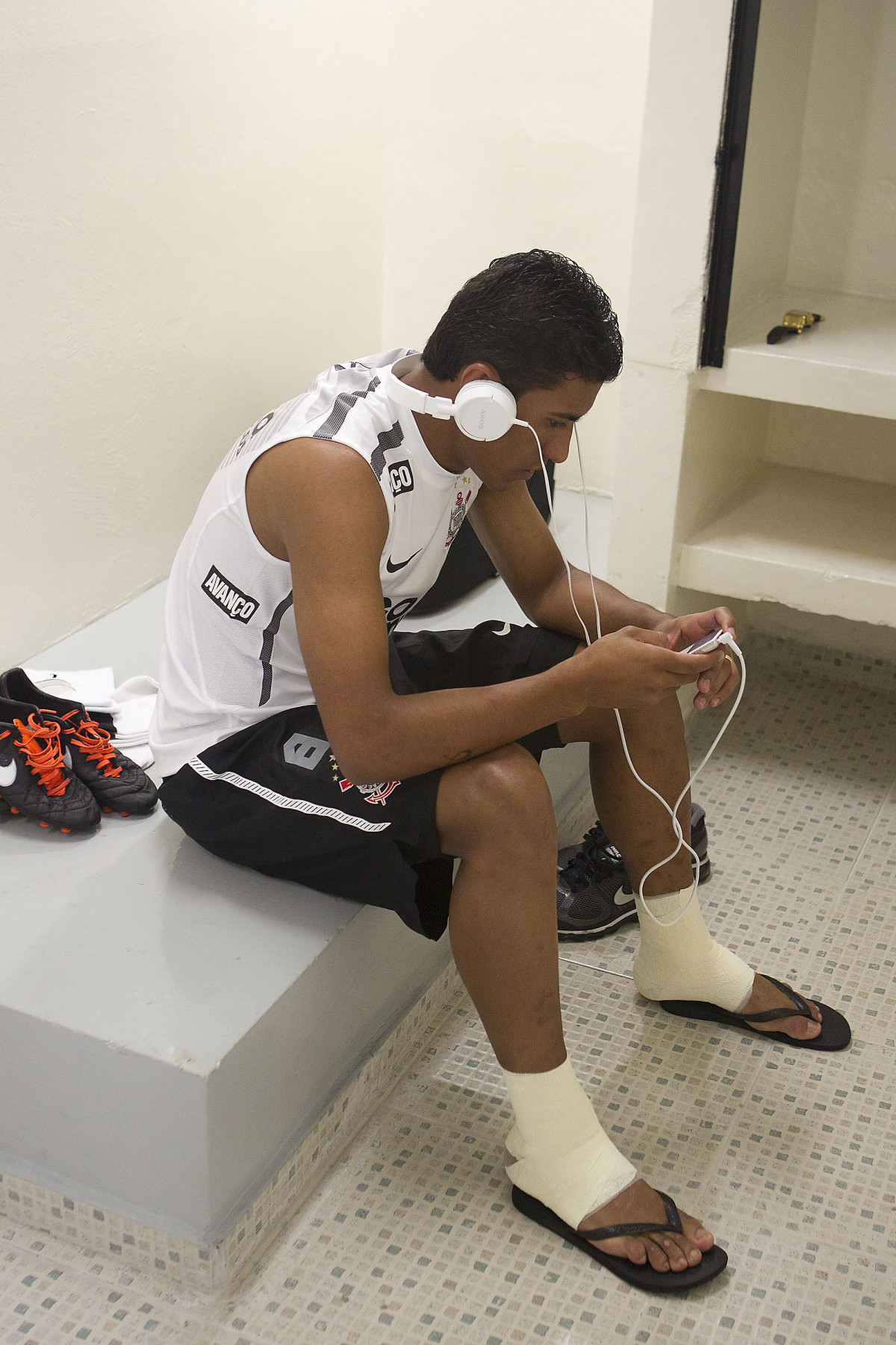 Paulinho nos vestirios antes da partida entre Corinthians x Cear, realizada esta tarde no estdio do Pacaembu, vlida pela 16 rodada do Campeonato Brasileiro de 2011