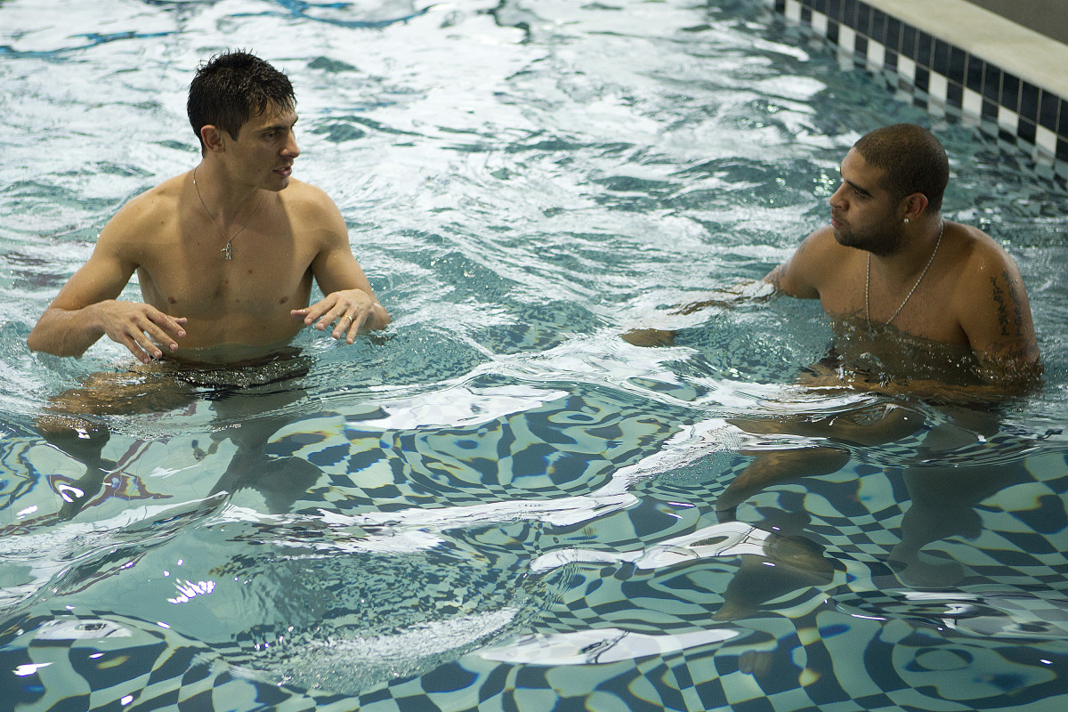 Alex E Adriano Fizeram Trabalho Na Piscina Durante O Treino Do Corinthians Esta Tarde No Ct