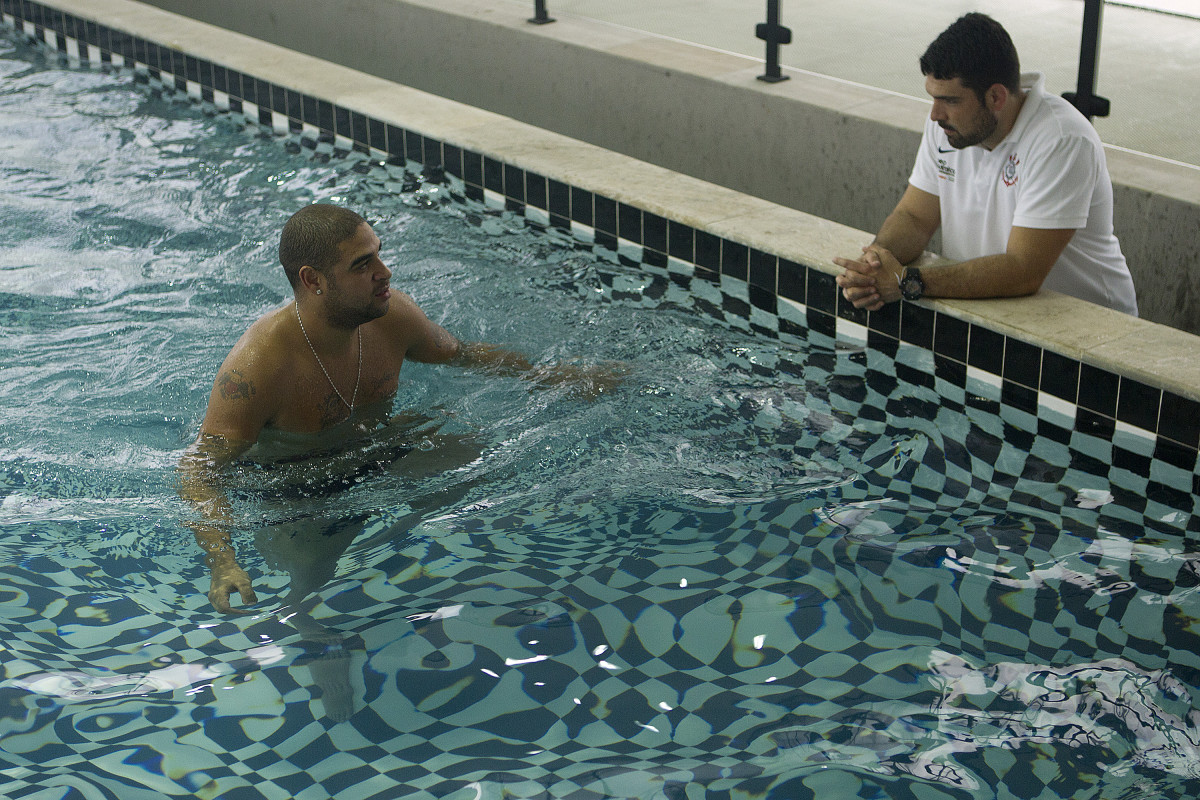 O Jogadore Adriano Ao Lado Do Fisioterapeuta Bruno Mazziotti Fez Trabalho Na Piscina Durante O Treino