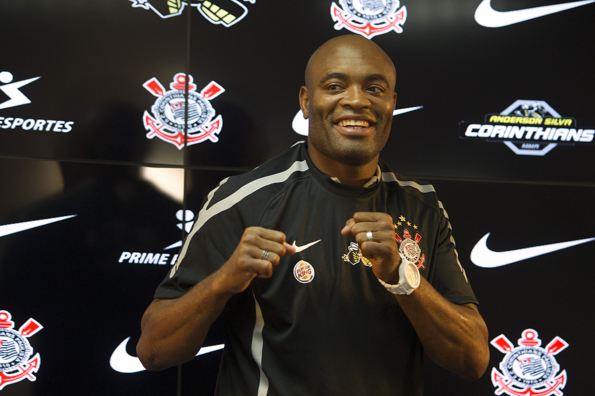 Anderson Silva foi contratado pelo Corinthians em 2011 Anderson Silva foi contratado pelo Corinthians em 2011