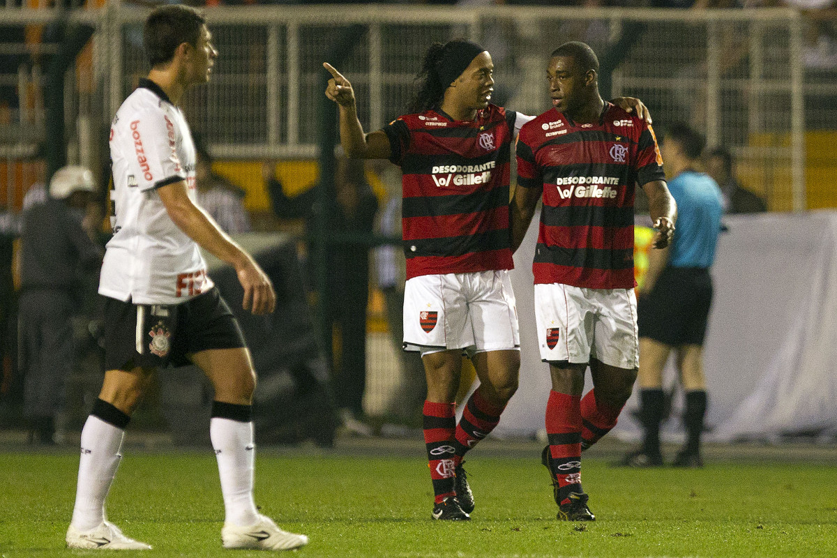 Alex; Ronaldinho que deu o passe e Gustavo que fez o gol do Flamengo, durante a partida entre Corinthians x Flamengo, realizada esta noite no estdio do Pacaembu, vlida pela 22 rodada do Campeonato Brasileiro de 2011