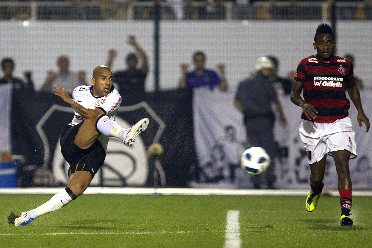 Emerson e Willian durante a partida entre Corinthians x Flamengo, realizada esta noite no estdio do Pacaembu, vlida pela 22 rodada do Campeonato Brasileiro de 2011