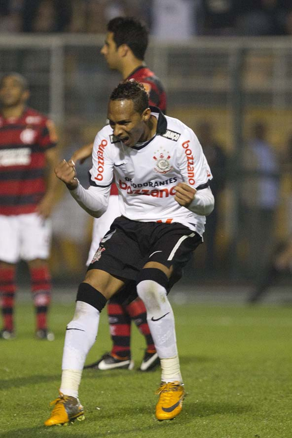 Liedson comemora seu primeiro gol durante a partida entre Corinthians x Flamengo, realizada esta noite no estdio do Pacaembu, vlida pela 22 rodada do Campeonato Brasileiro de 2011