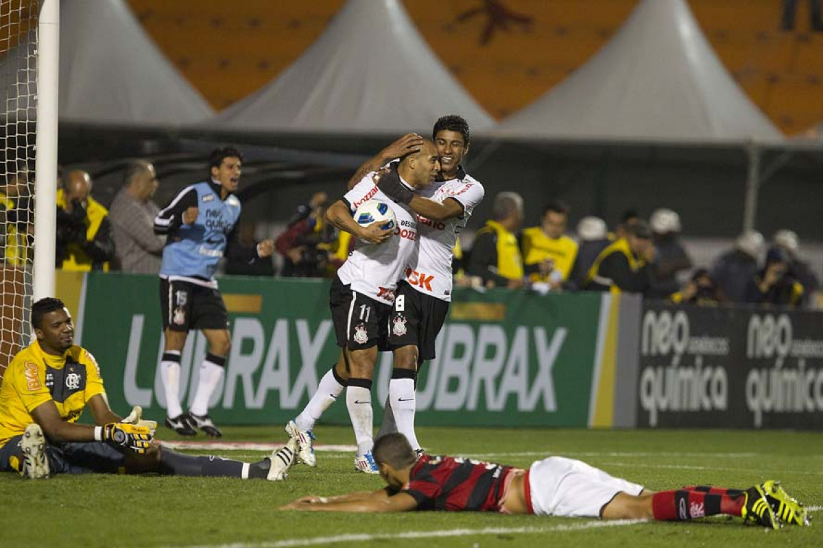 Paulinho comemora com Emerson o primeiro gol do Corinthians feito por Liedson durante a partida entre Corinthians x Flamengo, realizada esta noite no estdio do Pacaembu, vlida pela 22 rodada do Campeonato Brasileiro de 2011