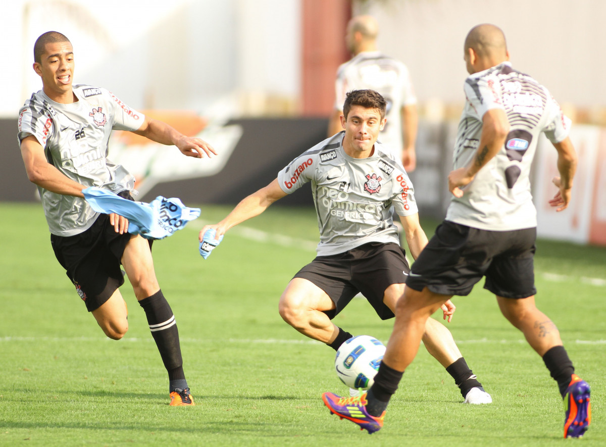 Alex durante treino do Corinthians realizado no Centro de treinamento Joaquim Grava