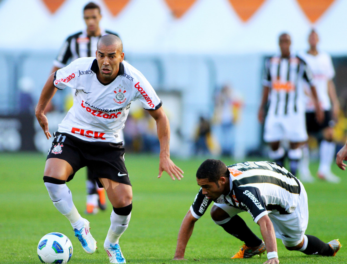 Emerson do Corinthians disputa a bola com o jogador Adriano do Santos durante partida vlida pelo Campeonato Brasileiro realizado no estdio do Pacaembu