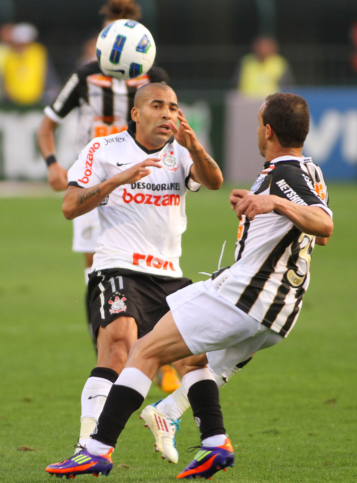 Emerson do Corinthians disputa a bola com o jogador Leo do Santos durante partida vlida pelo Campeonato Brasileiro realizado no estdio do Pacaembu