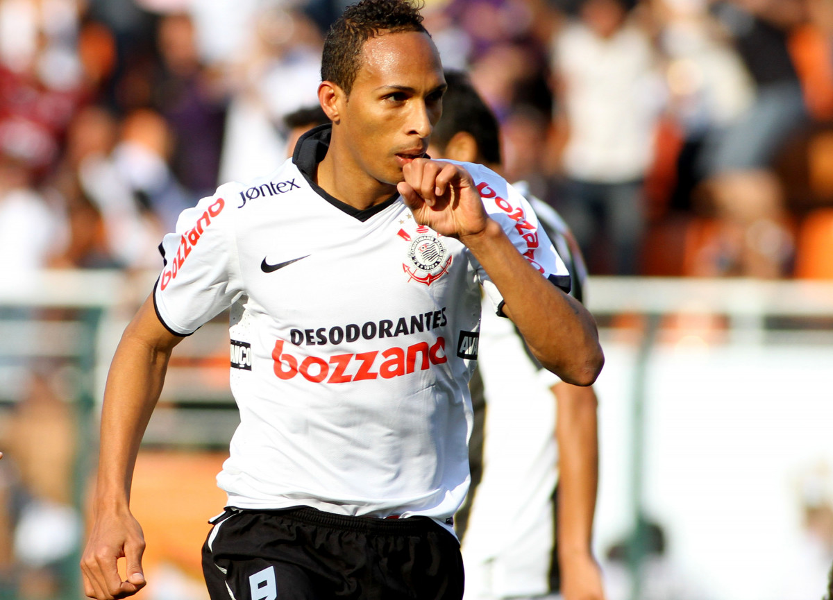 Liedson do Corinthians comemora aps marca gol contra a equipe do Santos durante partida vlida pelo Campeonato Brasileiro realizado no estdio do Pacaembu