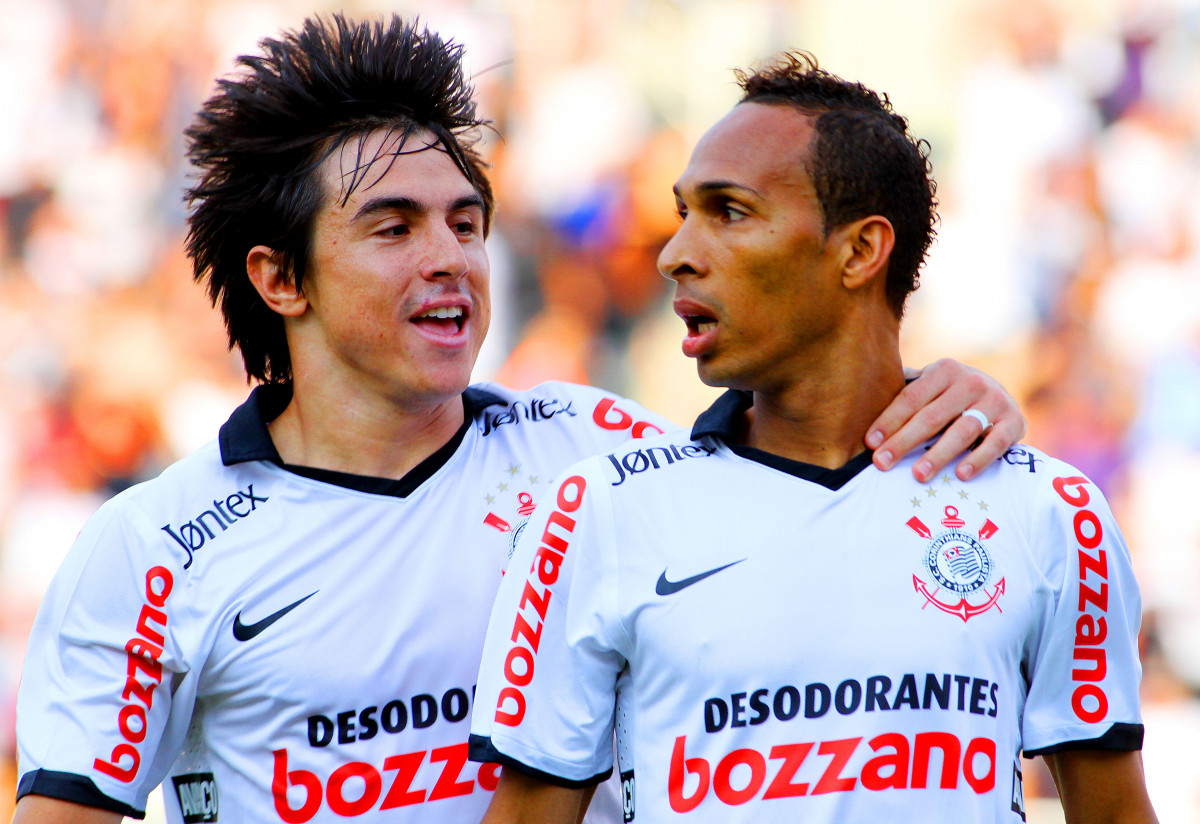 Liedson do Corinthians comemora aps marca gol contra a equipe do Santos durante partida vlida pelo Campeonato Brasileiro realizado no estdio do Pacaembu