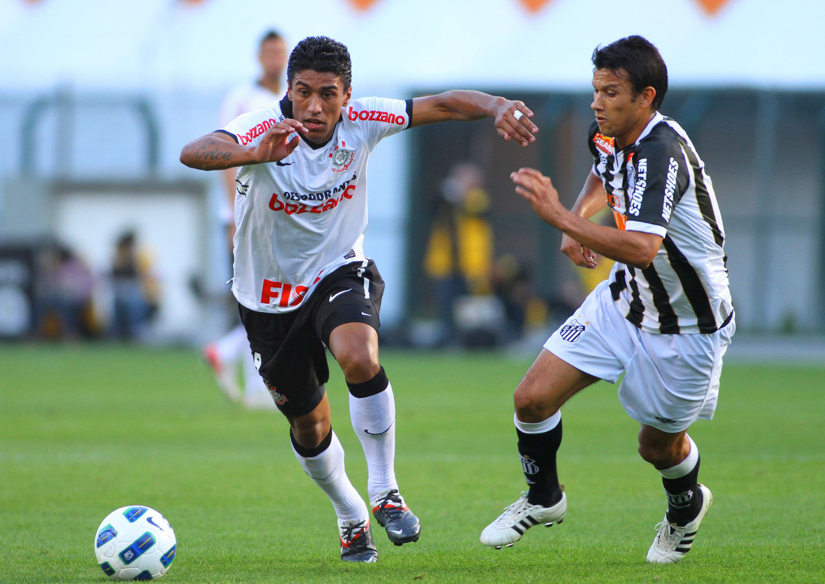 Paulinho do Corinthians disputa a bola com o jogador Henrique do Santos durante partida vlida pelo Campeonato Brasileiro realizado no estdio do Pacaembu