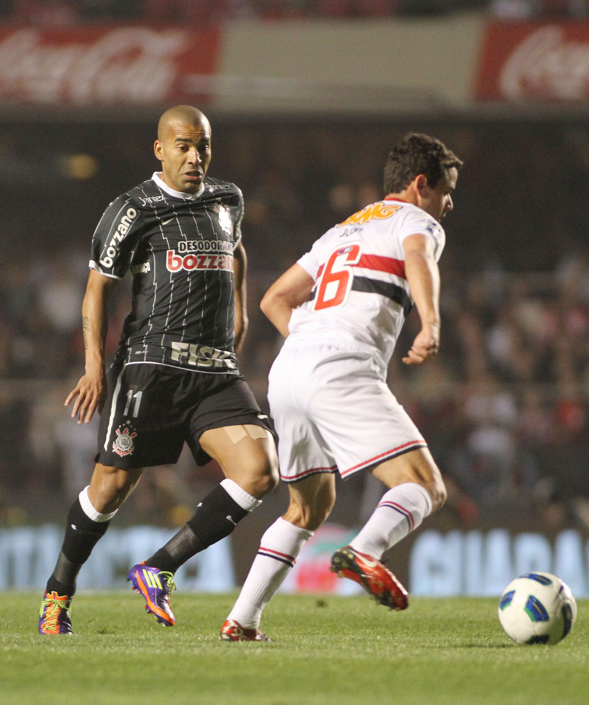 Juan do So Paulo disputa a bola com o jogador Emerson do Corinthians durante partida vlida pelo Campeonato Brasileiro realizado no estdio do Morumbi