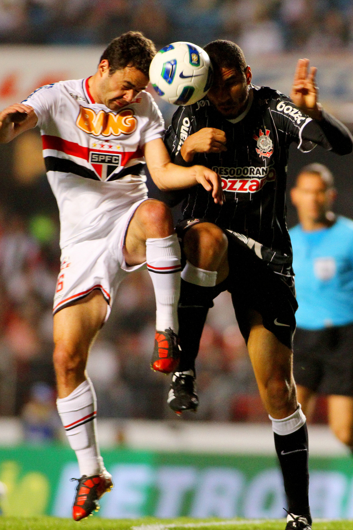 Juan do So Paulo disputa a bola com o jogador Wallace do Corinthians durante partida vlida pelo Campeonato Brasileiro realizado no estdio do Morumbi