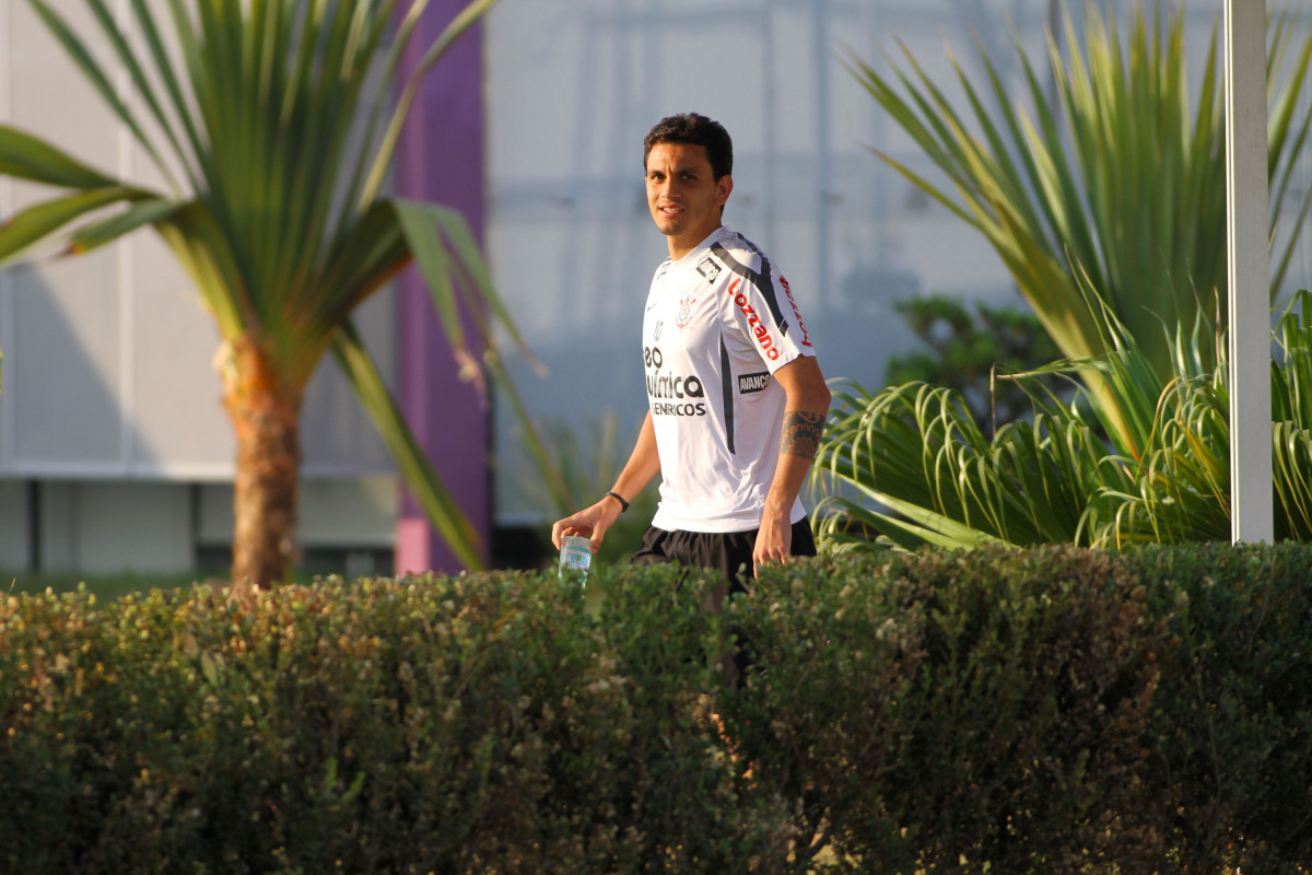 Fabio Santos durante treino do Corinthians realizado no Centro de treinamento Joaquim Grava