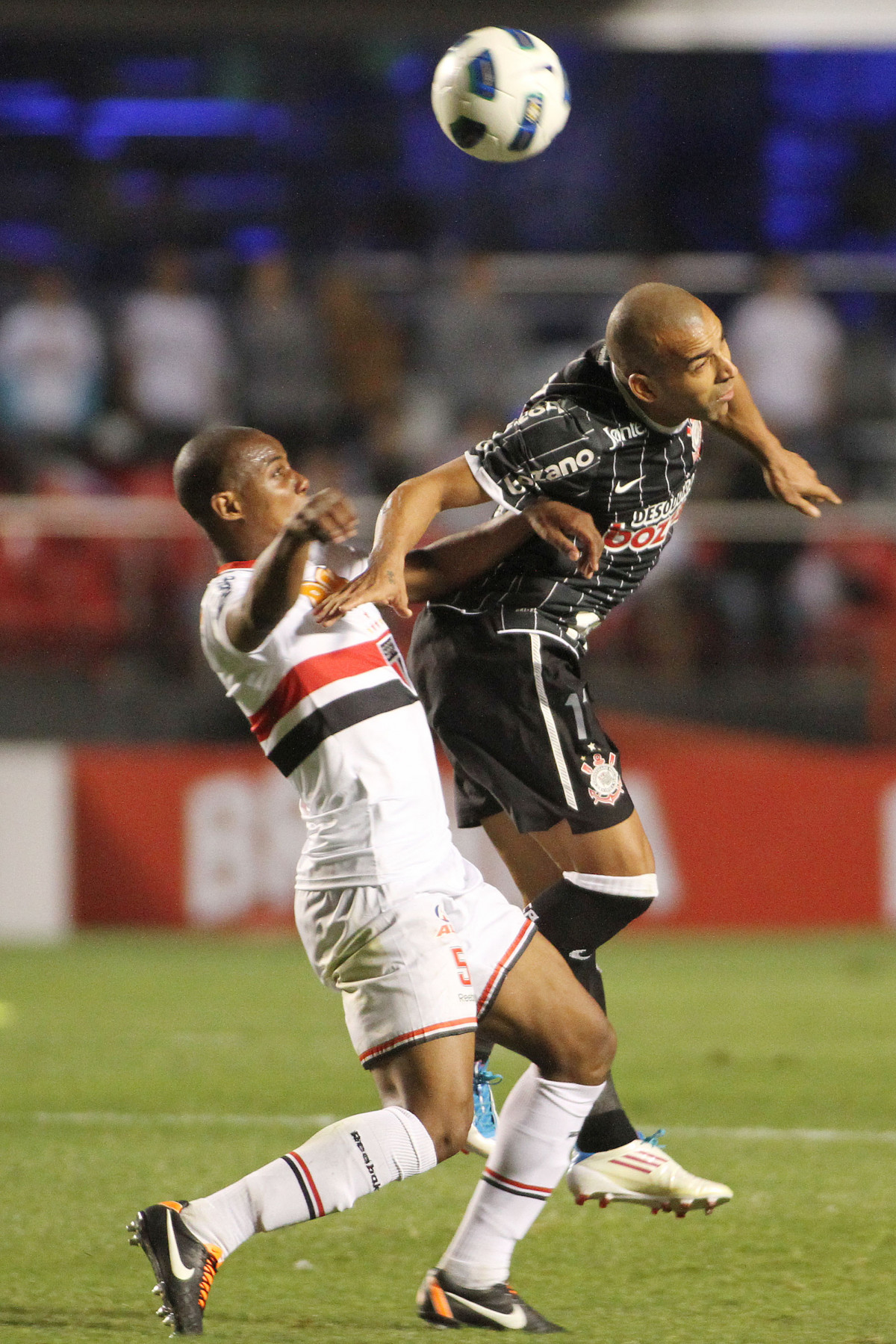 Walington do So Paulo disputa a bola com o jogador Emerson do Corinthians durante partida vlida pelo Campeonato Brasileiro realizado no estdio do Morumbi