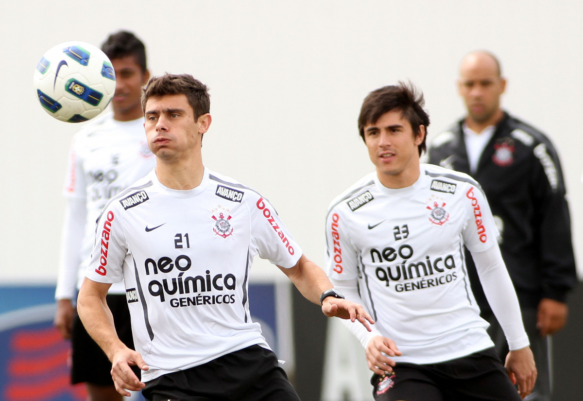 Alex durante treino do Corinthians realizado no Centro de treinamento Joaquim Grava