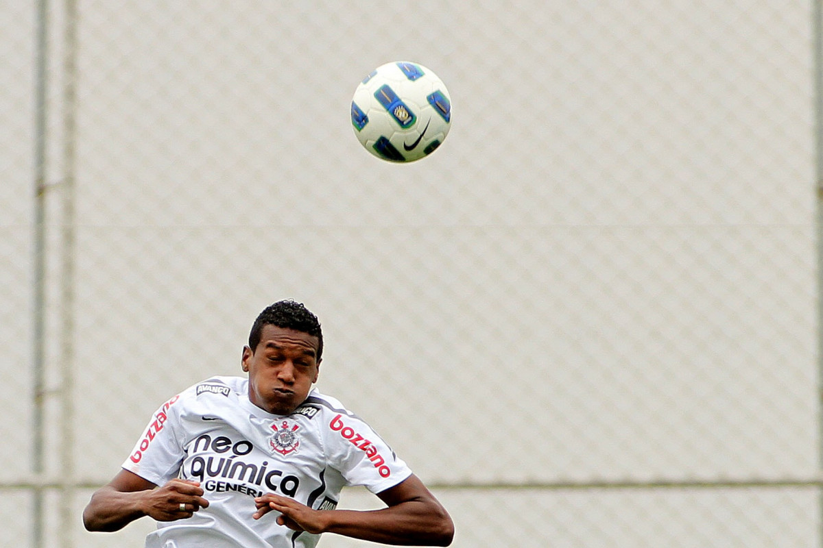 Ednilson durante treino do Corinthians realizado no Centro de treinamento Joaquim Grava
