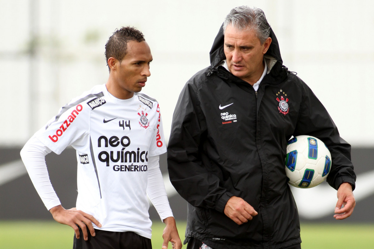 Liedson e o tcnico Tite durante treino do Corinthians realizado no Centro de treinamento Joaquim Grava