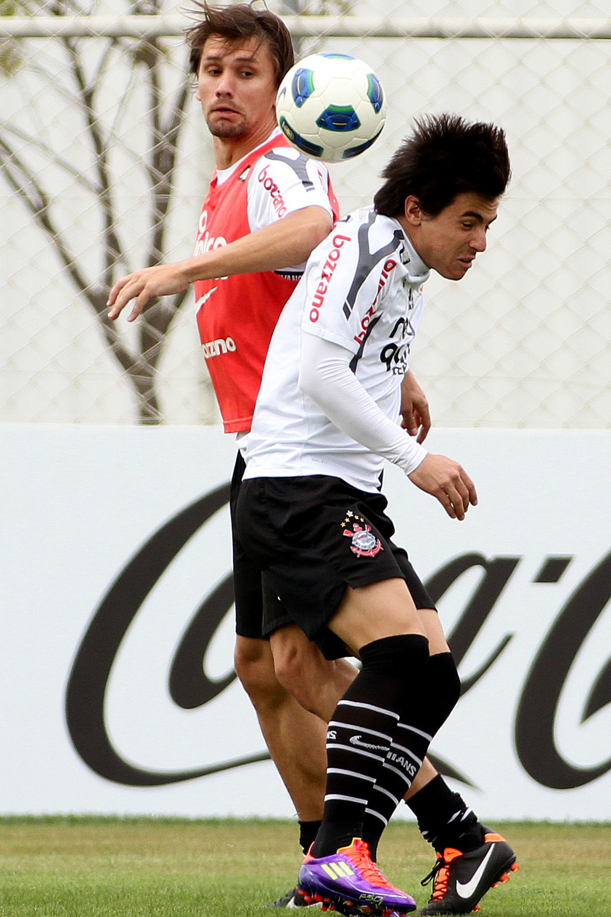 Paulo Andr e Willian durante treino do Corinthians realizado no Centro de treinamento Joaquim Grava