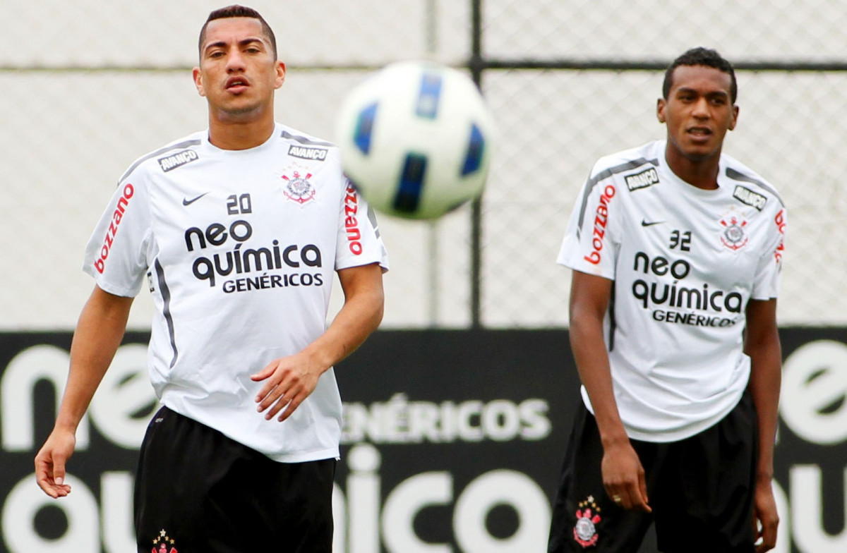 Ralf e Ednilson durante treino do Corinthians realizado no Centro de treinamento Joaquim Grava