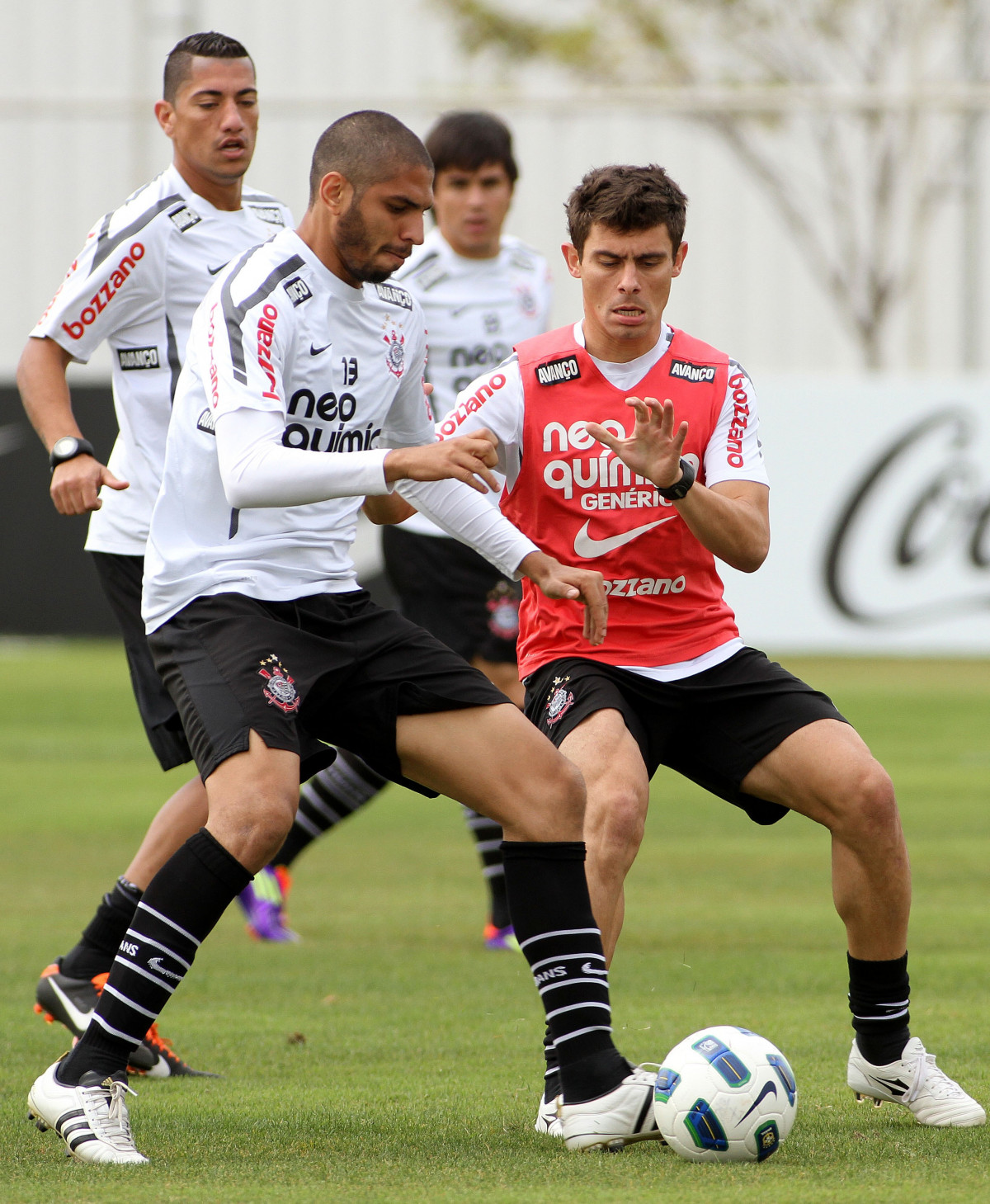 Wallace e Alex durante treino do Corinthians realizado no Centro de treinamento Joaquim Grava