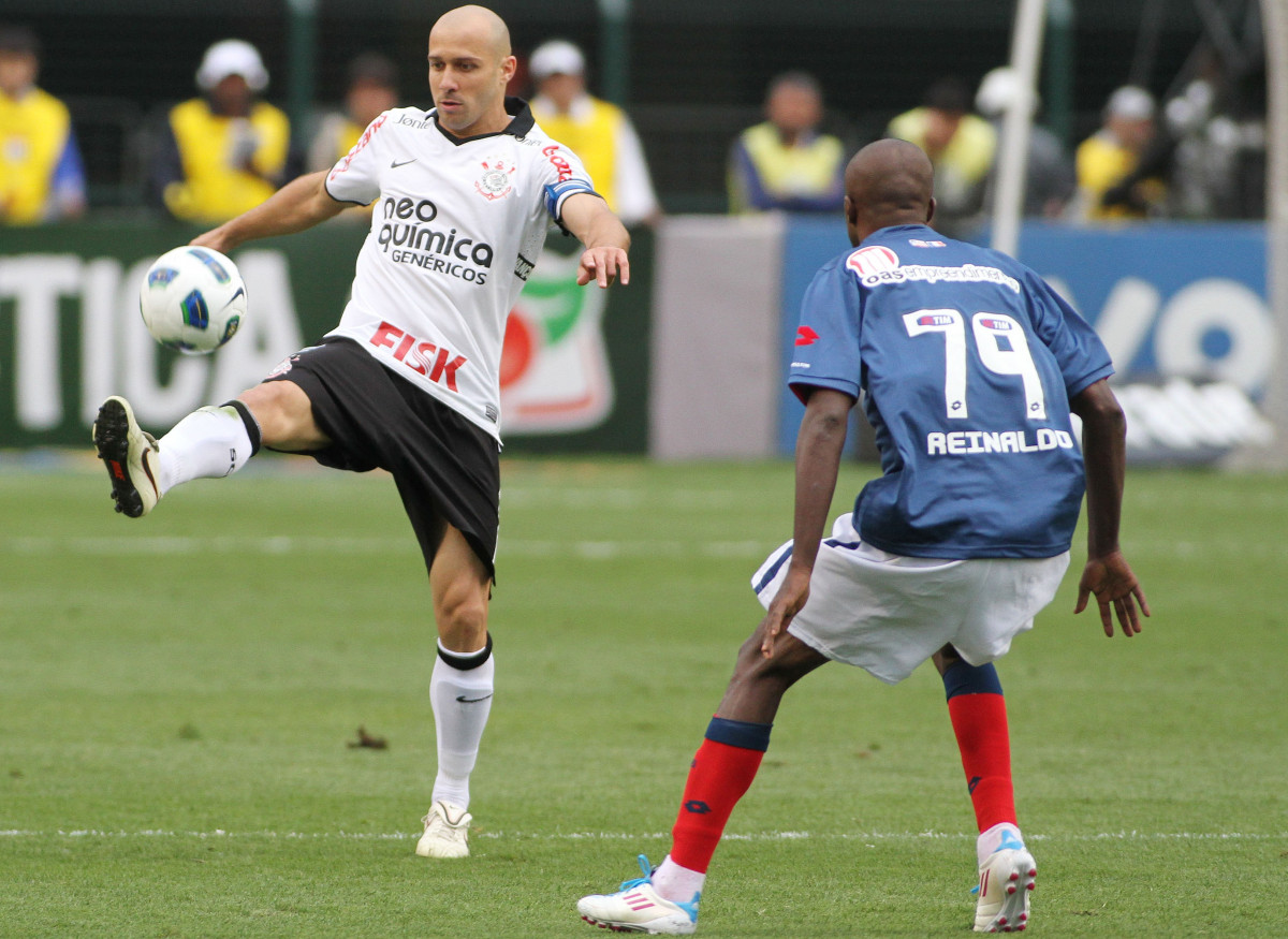 Alessandro do Corinthians disputa a bola com o jogador Reinaldo do Bahia durante vlida pelo Campeonato Brasileiro realizado no estdio do Pacaembu