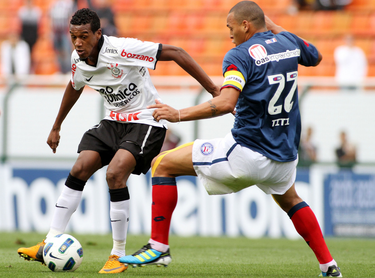 Edenilson do Corinthians disputa a bola com o jogador Titi do Bahia durante vlida pelo Campeonato Brasileiro realizado no estdio do Pacaembu