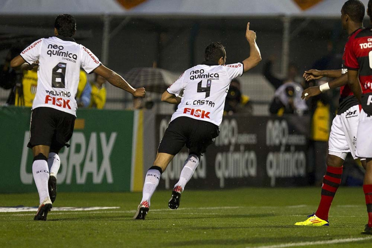Leandro Castn comemora seu gol o primeiro do Corinthians durante a partida entre Corinthians x Atltico-GO, realizada esta noite no estdio do Pacaembu, vlida pela 28 rodada do Campeonato Brasileiro de 2011